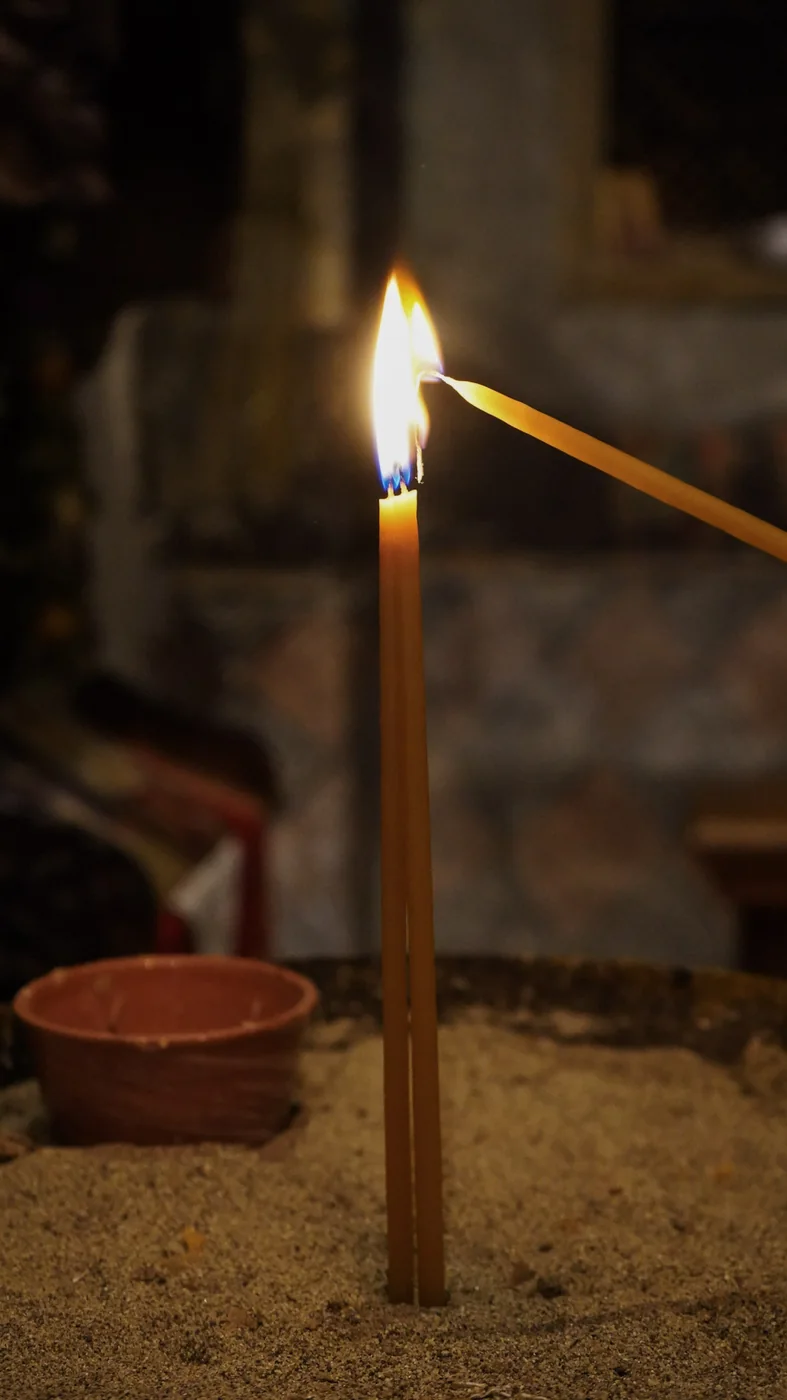Κερί στο καθολικό της μονής